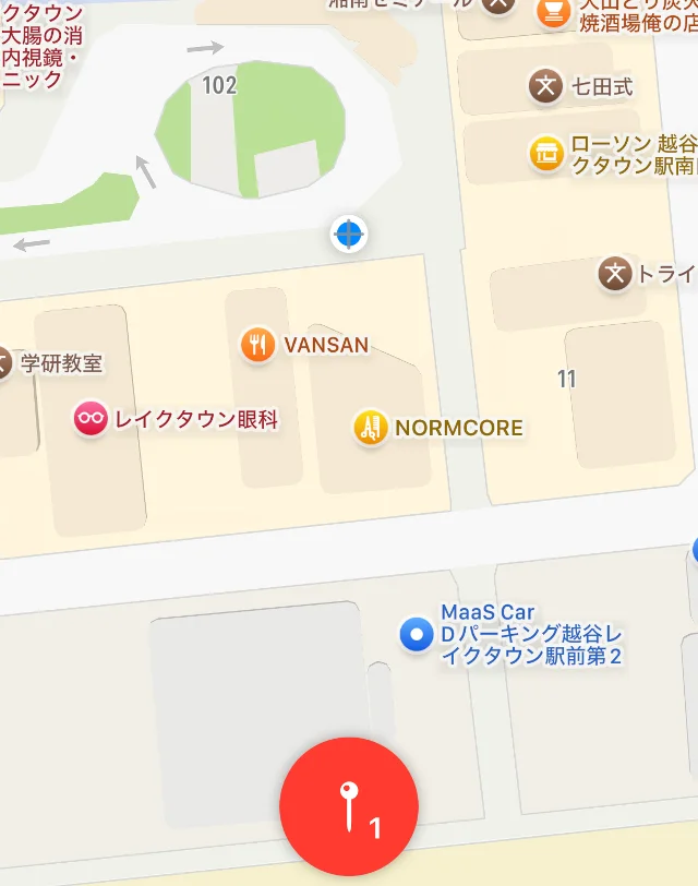 今いる場所を示す青い点が地図の真ん中にあり、下に赤い丸ボタンがある画面