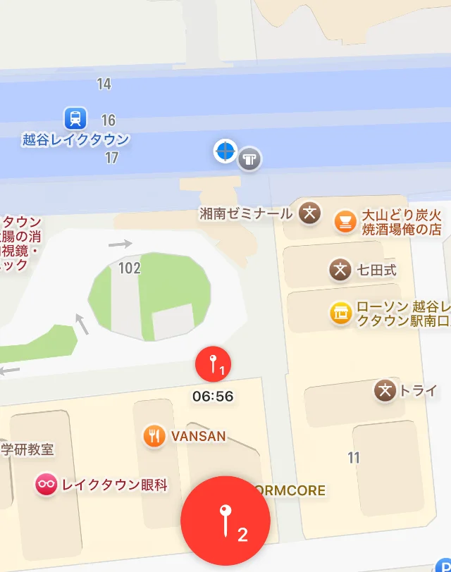 今いる場所を示す青い点と、06:56 に保存したピンが同じ地図に出ている画面